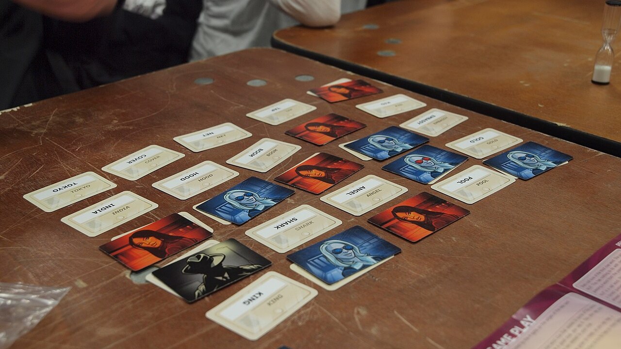 Copertina Recensione Codenames: il party game di parole che ha ridefinito il genere